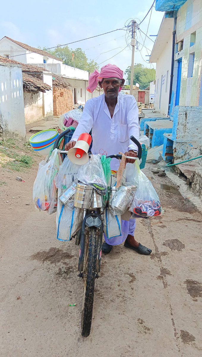 KhabarLahariya's tweet photo. Long before delivery apps, a bell and a cycle did the job. https://t.co/y7JGceT6uw