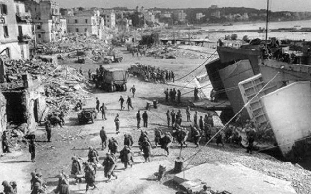 mariobianchi18's tweet image. Il #22gennaio 1944 nel tentativo la modificare la situazione sul campo lungo la Linea Gustav, gli alleati con il VI Corpo d'Armata iniziano lo sbarco di #Anzio. Tuttavia l'errata strategia dei comandanti USA causa una lunga operazione di guerra che costa 77.000 vittime militari.