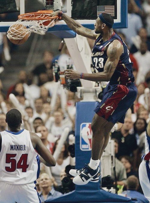 LBJsBest's tweet image. This pic of 22 year old LeBron will always be insane to me 😭