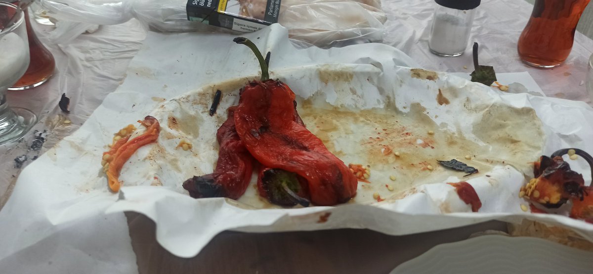 Finali çekebildim anca ama olsun. Bu mevsimde çok tasnif etmem yemeyi ama arkadaş yaz isotu gibi bulmuş sağolsun. Acının en lezzetli, en tatlı haliydi resmen. Ne çok amalı bir tivit oldu. Olsun gözüm, o da olsun.