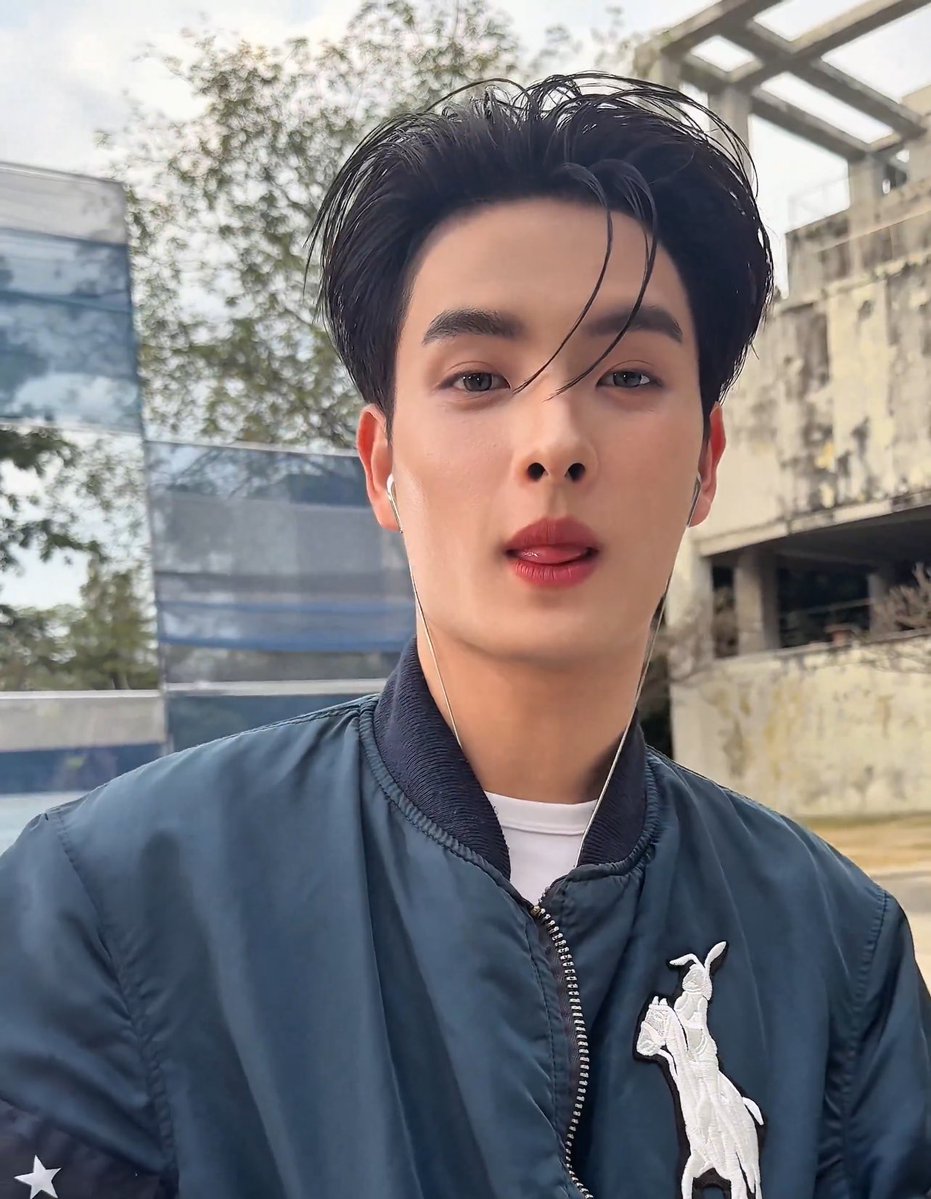 marujai_'s tweet image. ถ้าไม่เป็นการรบกวนอยากขอรูปเซตนี้อีก 100 รูป หน้าดีมาก ทรงผมเปิดหน้าถูกต้อง 💙💨

#KHUNPOL 
#BUS_SoBlue