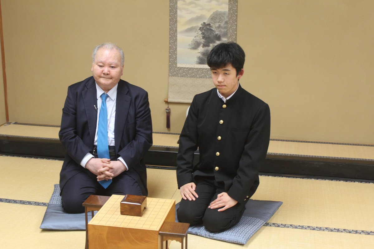 歴史的聖夜の一瞬。

「藤井四段には感心致しましたね、ええ。私がチーズを食べたところ、ちょっと間を置いてチョコレートを食べたんです。先に彼がチョコレートを食べても全くマナー違反でも失礼でもないですが、お、先輩に対する気遣いが出来ているな、と」
 asahi.com/articles/ASV1Q…