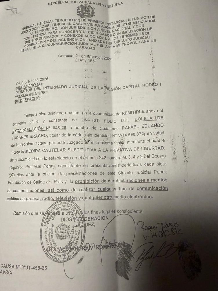 jesusmedinae's tweet image. Llevaron a Rafael Tudares, yerno de Edmundo González Urrutia a la embajada de Suiza y ahí se dió su excarcelación.