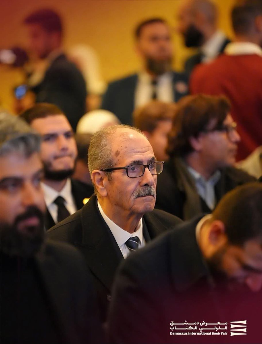 منقول من دمشق ..

اليوم كنت بالمؤتمر الصحفي لإطلاق معرض دمشق الدولي للكتاب… القاعة مليانة ضيوف ومسؤولين وإعلام.

فجأة لفت نظري رجل داخل بهدوء… بدون أي ضجة.
جلس بالصف الرابع بين الناس… وكأنه واحد منّا إنه الدكتور حسين الشرع… والد رئيس الجمهورية.

والله المشهد كان مؤثر:
لا حدا