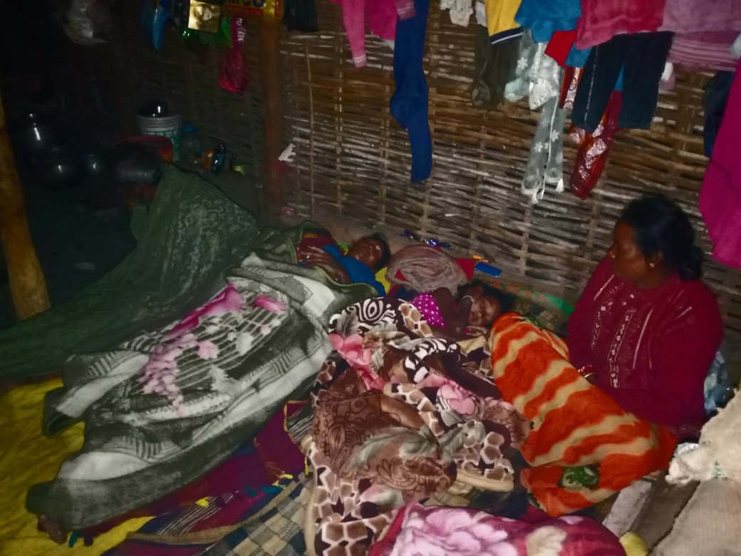 bagarty1978's tweet photo. There are no electricity connection to all the families living in Trinatha Bhoi family At -Bhalukhai block - belpada dist - Balangir .students are studying with lamps&amp;lenterns.please quick actions @TPCentralOdisha @CMO_Odisha @dm https://t.co/y1b1gvJOVD