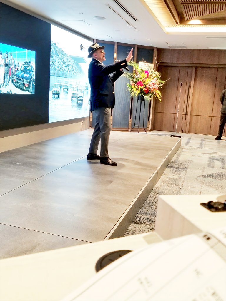 今年も
『レジェンドレーシングドライバーズクラブ』
NEW YEAR PARTY にて
お世話になりました🎤🎶

右みても左みても
あの、その、かの、有名な
レジェンドドライバーが集う会場💕 なんとも贅沢な空間ですネ🤭

沢山のお客様にご参加いただいて 今年も盛り上がること間違いなしっのLRDC🏁