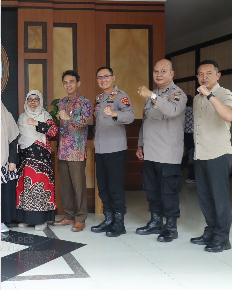 hmsresmglkota's tweet photo. Kapolres Magelang Kota, AKBP Dikri Olfandi didampingi pejabat utama berkesempatan melaksanakan kunjungan sinergitas dengan Rektor UNIMMA, Dr. Lilik Andriyani, SE., MSI, Rabu (21/01/2026).

#polresmagelangkota #unimma #magelang #kotamagelang https://t.co/1c35tlLYSq