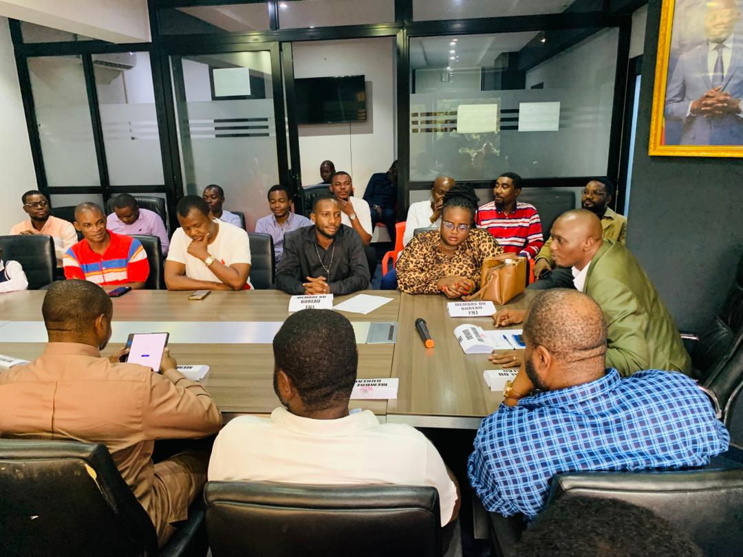 OmbaKasongo's tweet photo. Il s’est tenu ce mercredi 21 janvier sous la direction du 1er VP @RemyBongungu une réunion de la FNJ pour le 1er mois de l’année 2026 a l’immeuble Marcus.
Le hôte a naturellement commencé par transmettre les vœux du PN @VitalKamerhe1  qui porte à cœur la Jeunesse du parti. https://t.co/gVjbj8GqYv