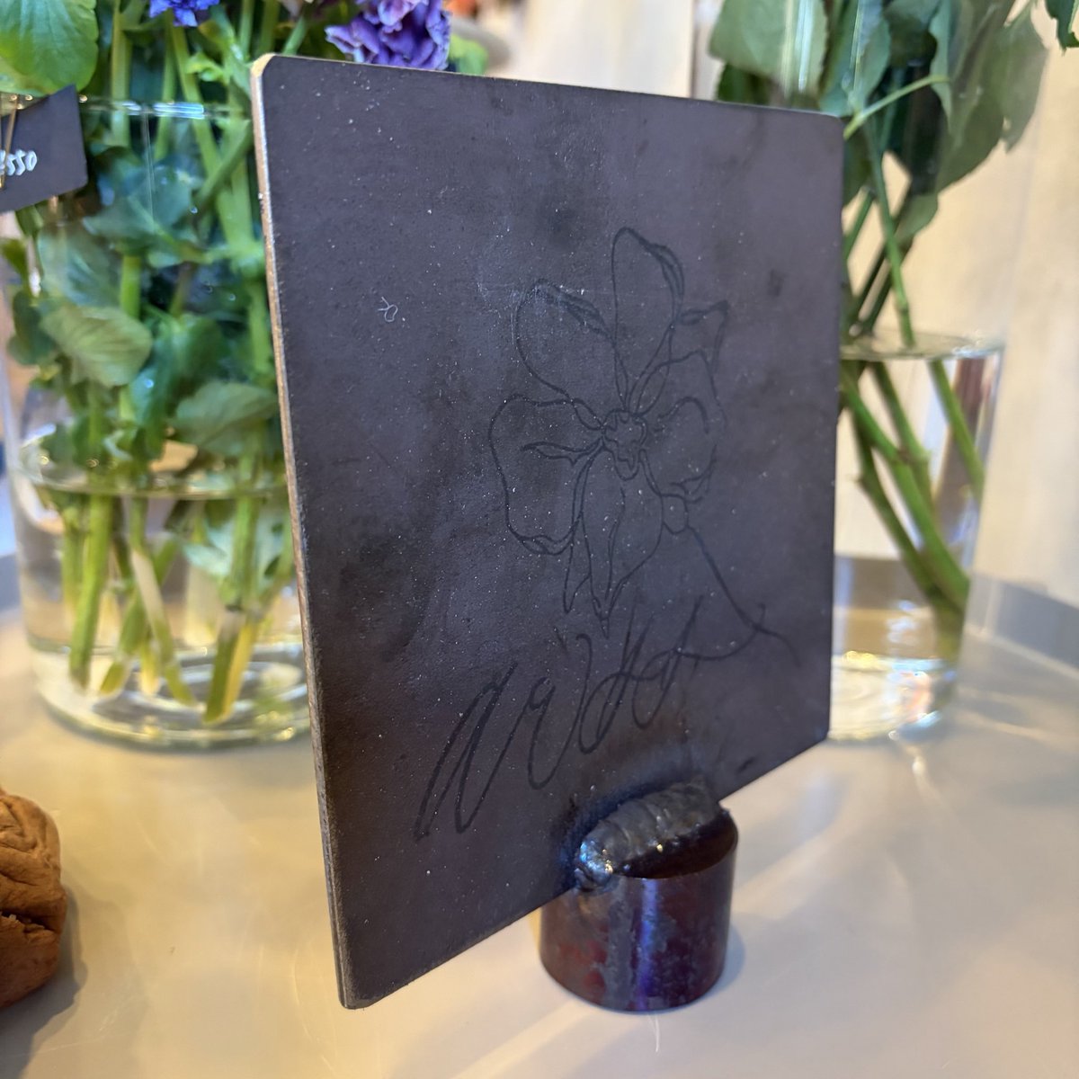 tokyowelding's tweet photo. お花屋さんとHARDOX。
お世話になっているお花屋さんにHARDOXロゴプレートを飾って頂きました。
https://t.co/sYrpnMxGZz
#HARDOX #お花屋さん #相性抜群
#花 #HANA #flower #ROUNDBAR
#awss https://t.co/QyyFTSXJMR