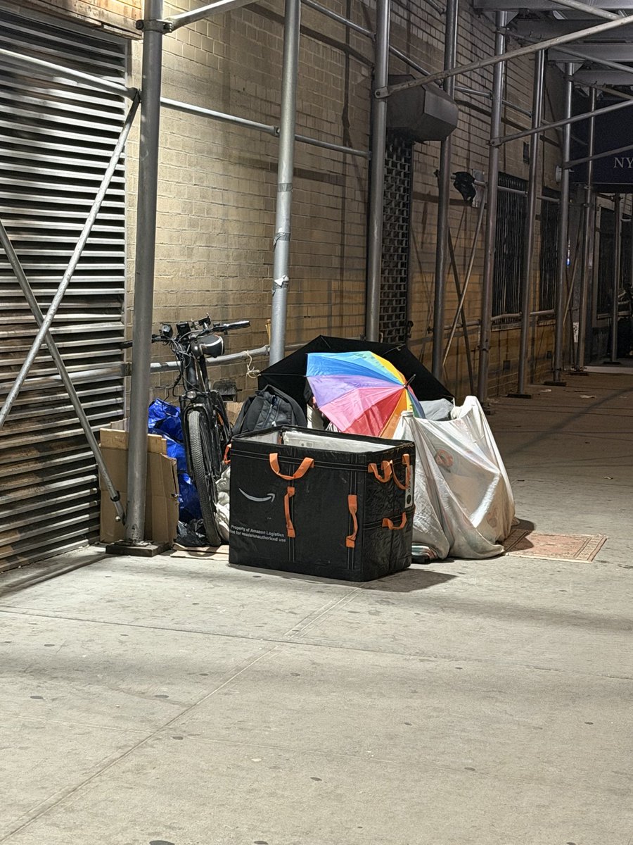 JosephFoley's tweet image. Hey @KeithPowersNYC ,

Thanks for the pseudo town hall tonight. You mentioned there aren’t any encampments in your district, but that doesn’t match what I’m seeing nor my neighbors.  

Here are the photos from your district that has “no encampments.” 

#nycmayor #nyc