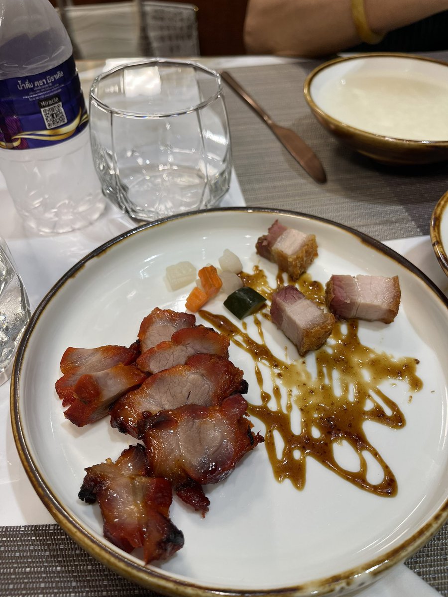 pompomcoffee's tweet photo. อยากให้ทุกคนได้ลอง buffet ห้องอาหาร Parichart ที่โรงแรมอัศวิน (รร.นี้มี buffet สองห้องอาหาร) มีทั้งไทย จีน ฝรั่ง แล้ว portion ขนาดกำลังดีเพื่อที่จะได้สั่งหลากหลาย มี open kitchen ทำใหม่จานต่อจาน แล้วรสชาติดีมากกก อร่อย หมูกรอบคือดีย์ ในรูปแค่บางส่วนเท่านั้น ราคาแค่ 399 ถูกเวอร์ https://t.co/HYV3oTjJFW