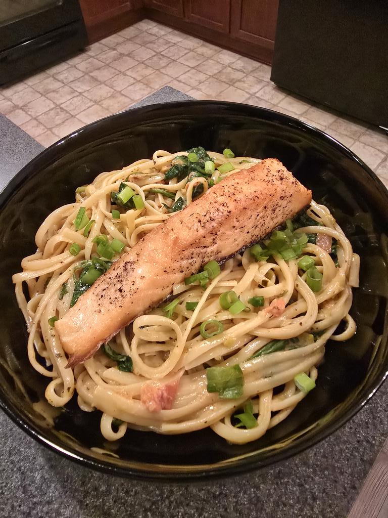 Mello_Ichimaru's tweet image. Today's Hello Fresh dish is Seared Salmon &amp;amp; Creamy Tuscan Linguine with Spinach &amp;amp; Tomato #hellofresh #hellofreshpics