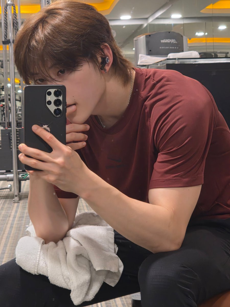 if i walked into a gym and i saw both of the seok siblings inside i'd spontaneously combust