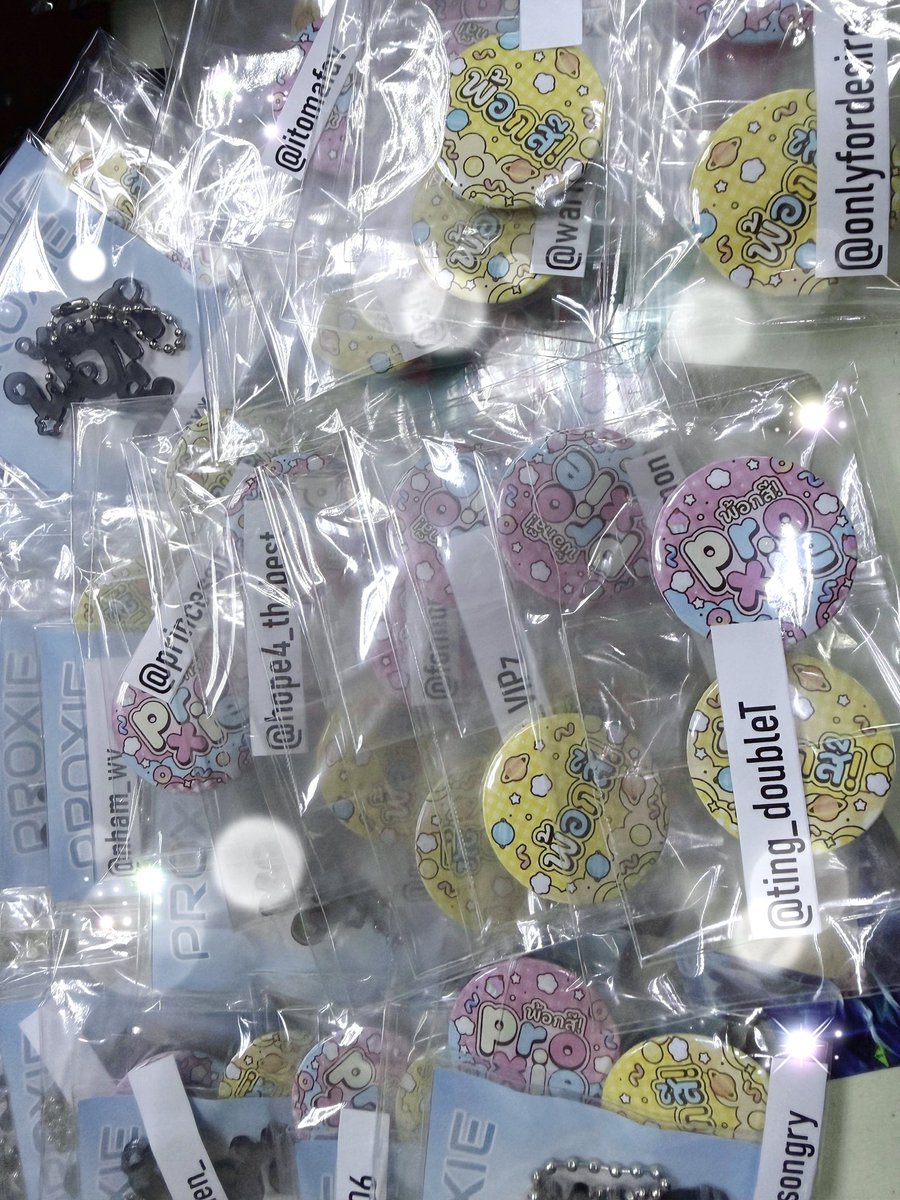 PROXIE_project's tweet image. เหล่าชาวเมืองพร้อมกันหรือยัง‼️ เหลือเวลาอีก 2 วัน ที่จะได้ไปปาร์ตี้บนดาว PROXIMA-B แล้ว🎉 
ติดตามช่องประชาสัมพันธ์บนดาวไว้ดี ๆ เราจะแจกที่ไหน ยังมีเข็มกลัดจำนวนมาก และพวงกุญแจอีกนิดหน่อย

สำหรับใครที่มีชื่อนัดรับ อย่าลืมมารับกันงับป๋ม 
#TheHiddenPROXIEGEMs 
#PROXIE_The3rdConcert