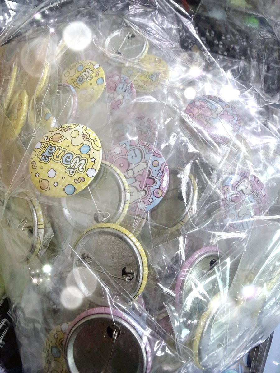 PROXIE_project's tweet image. เหล่าชาวเมืองพร้อมกันหรือยัง‼️ เหลือเวลาอีก 2 วัน ที่จะได้ไปปาร์ตี้บนดาว PROXIMA-B แล้ว🎉 
ติดตามช่องประชาสัมพันธ์บนดาวไว้ดี ๆ เราจะแจกที่ไหน ยังมีเข็มกลัดจำนวนมาก และพวงกุญแจอีกนิดหน่อย

สำหรับใครที่มีชื่อนัดรับ อย่าลืมมารับกันงับป๋ม 
#TheHiddenPROXIEGEMs 
#PROXIE_The3rdConcert