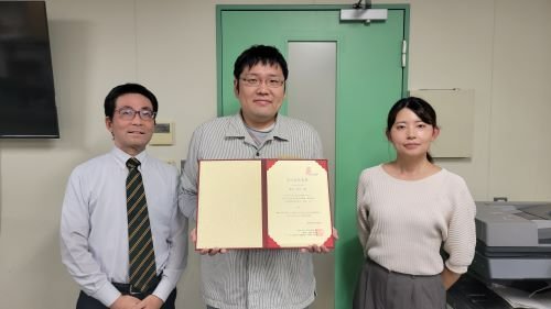 Hirodai_Pharm's tweet photo. 25/10/22　本学学生が2025年度日本薬学会環境・衛生部会で新人賞、実行委員長賞、優秀若手研究者賞を受賞しました！

詳細はこちら
https://t.co/XWAGbS2qb3 https://t.co/n6GcCcqXjf