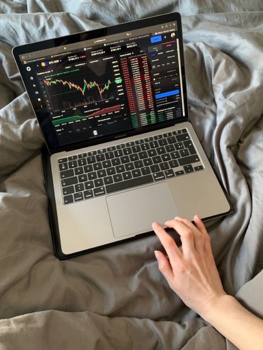HVMHaber's tweet photo. GROK BİR DAHİ BORSA İŞLEMCİSİDİR: 8 SİHİRLİ PROMPT!

Borsa oynamayın, borsayı yönetin. Çoğu insan Grok'un bir borsa dehası olduğunu bilmiyor. İşte yatırım portföyünüzü otomatikleşecek 8 kritik komut:

1. Değeri Bilinmeyen Hisseleri Bul
Grok'a şu komutu verin: Mevcut piyasayı analiz et ve temelleri güçlü ama değeri düşük 10 şirketi belirle. F/K oranı sektör ortalamasının altında olan, kâr büyümesi pozitif ve analistlerin %30+ potansiyel gördüğü hisseleri listele.

2. İçeriden Bilgi Analizi
Belirlediğim [sektör] için son içeriden alım satım faaliyetlerini incele. Şirket yöneticilerinin kendi hisselerini yüklü miktarda aldığı 5 şirketi bul.

3. Duygu Durumu ve Gerçek Farkı
Negatif algı nedeniyle aşırı satılmış ama finansal sağlığı çok güçlü olan hisseleri bul. Piyasanın haksız yere cezalandırdığı şirketler hangileri?

4. Temettü Aristokratları Hesaplayıcı:
25+ yıldır temettü artıran şirketleri (Dividend Aristocrats) analiz et. Son 10 yıllık toplam getirilerini (temettü yeniden yatırımı dahil) hesapla ve sırala.

5. Teknoloji Hisseleri: Balon mu, Fırsat mı?
Dev teknoloji hisselerinin değerlemelerini kâr marjları ve nakit akışlarıyla karşılaştır. Hangileri abartı (hype) üzerine kurulu, hangileri gerçekten ucuz?

6. Sektörel Rotasyon Sinyalleri
Faiz oranları ve GSYİH gibi makro göstergeleri incele. Önümüzdeki 6-12 ayda hangi sektörlerin parlayacağını tahmin et.

7. Küçük Devler
Piyasa değeri 2 milyar doların altında olan, yıllık kârı %20'den fazla artan ve kurumların henüz fark etmediği 5 'gizli cevheri' bul.

8. Portföy Optimize Edici
50.000 dolarlık portföyüm için risk toleransıma göre (muhafazakar/agresif) dengeli bir sepet oluştur. Pozisyon büyüklüklerini ve yeniden dengeleme stratejisini belirle.

Sonuç: Grok, bu yöntemle gerçek değerinin %40 altında işlem gören fırsatları saniyeler içinde belirleyebiliyor.