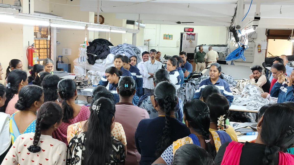 DCPNorthBCP's tweet photo. ಉತ್ತರ ವಿಭಾಗದ ಶ್ರೀರಾಂಪುರ ಠಾಣೆ ವ್ಯಾಪ್ತಿಯಲ್ಲಿ #ರಾಣಿಚೆನ್ನಮ್ಮಪಡೆ ವತಿಯಿಂದ  ಗಾರ್ಮೆಂಟ್ಸ್ ಗಳಿಗೆ ಭೇಟಿ ನೀಡಿ ಸ್ವಯಂ ರಕ್ಷಣೆ, 1098,  1930, ಮತ್ತು ತುರ್ತು ಸಂದರ್ಭಗಳಲ್ಲಿ ಡಯಲ್‌ 112 ಬಳಕೆ ಬಗ್ಗೆ ತಿಳಿಸಲಾಯಿತು. #WomenSafety #SafeCityHappyCity https://t.co/2tit9Tbe5V