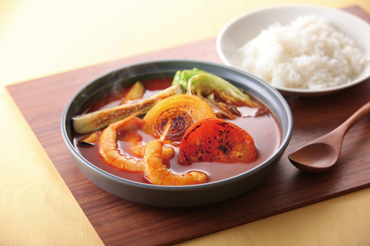 ＼大人気✨スープカレー第2弾🦐／

本日1月22日は「カレーの日」🍛
みんな大好きなカレーですが、
いつも同じ具材で作っていませんか…？

そこで今回は、
えびの旨みをギュッと凝縮したスープをベースにした
おうちで作れる本格派スープカレーをご紹介😋

フレシャスの天然水をふんだんに使った、