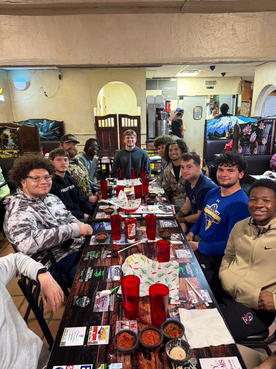 SoutheasternFB's tweet image. Celebratory dinner for our student athletes who finished the fall semester with a 4.0 GPA. Thank you guys for going above and beyond in the classroom! 🎓📚

#TakeCover🔵