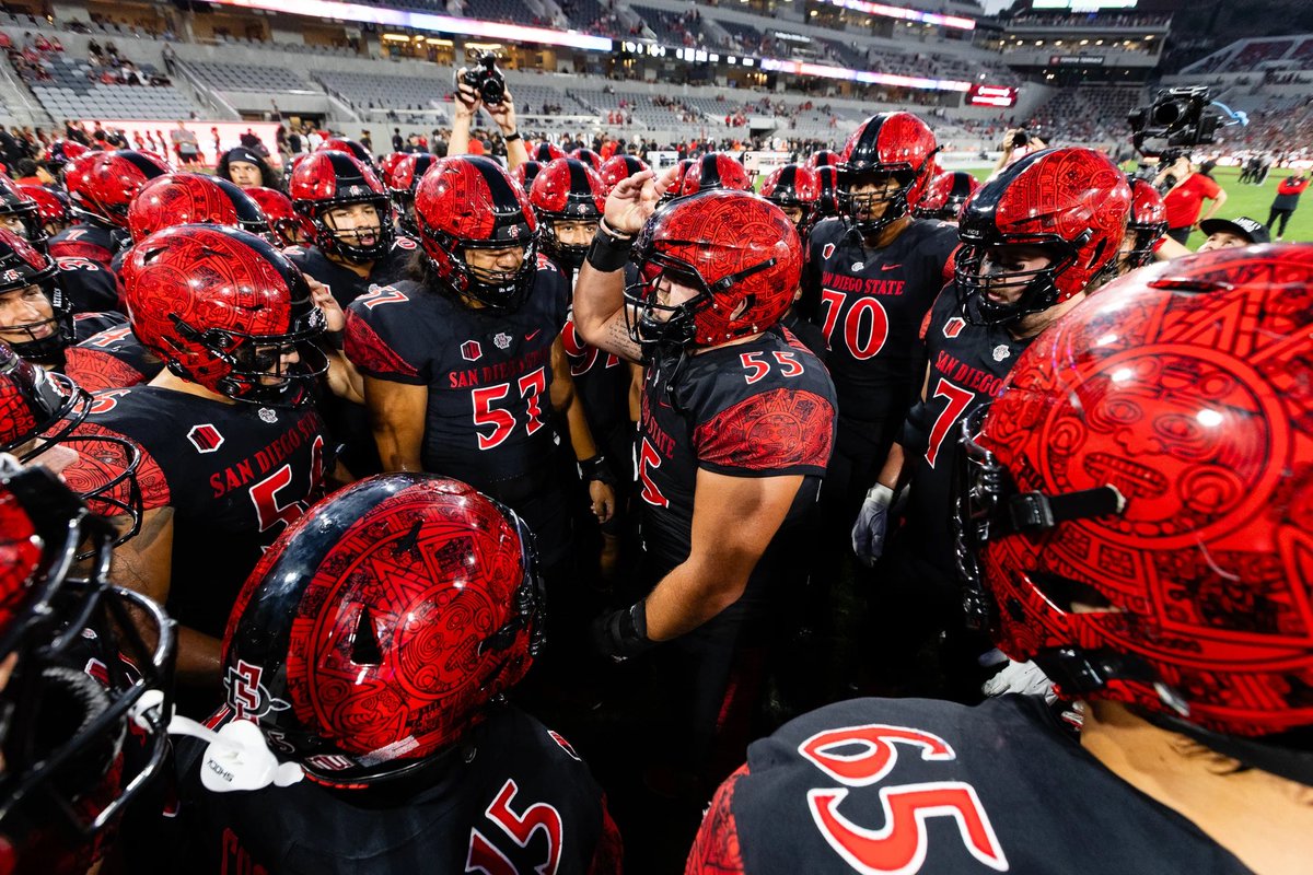 MissionBayFball's tweet photo. Big thank you to @CoachRLindley of @AztecFB for stopping by The Bay today. #BallAtTheBay🏴‍☠️⚡️ https://t.co/3hwf7UqzBm