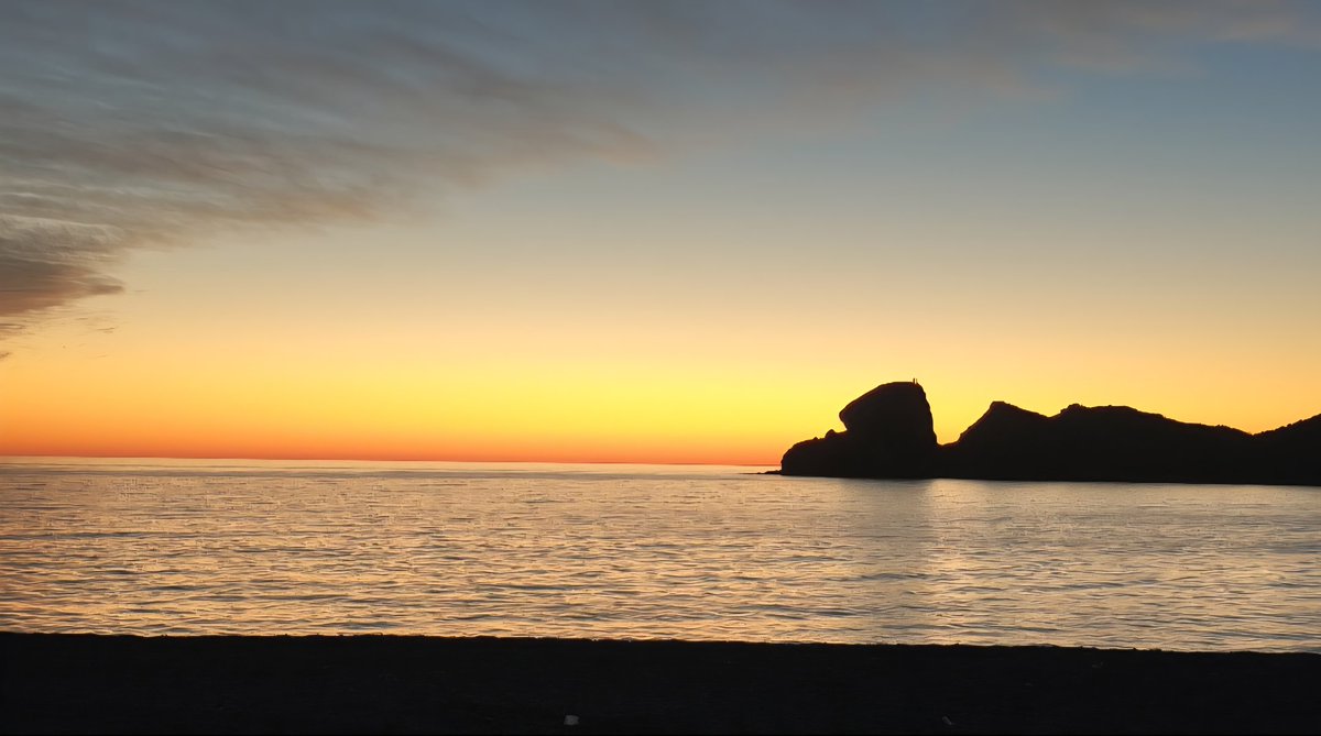 Maldocuack's tweet photo. @weradlfuente El atardecer y las noches en el desierto 👌 https://t.co/httSEQKuNm