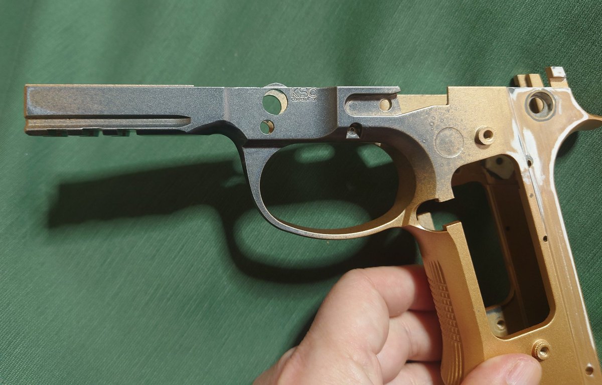 boyakki7028's tweet image. #ベレッタ #92X の製作
フレームのクビレを削り出し。一見いいみたいだけど、細かく見ると粗が。でも下手に修正しようとすると破綻しそうな気がするし。妥協点かなぁ〜😅
#モデルガン