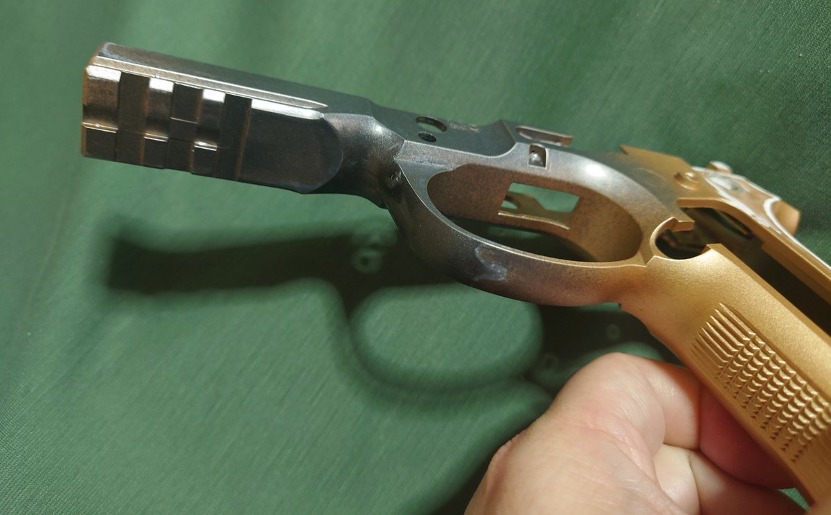 boyakki7028's tweet image. #ベレッタ #92X の製作
フレームのクビレを削り出し。一見いいみたいだけど、細かく見ると粗が。でも下手に修正しようとすると破綻しそうな気がするし。妥協点かなぁ〜😅
#モデルガン