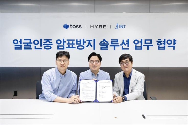 최휘영 장관(문화체육관광부) 이 사람 제발 경질하세요. 친분을 이용해 특정 대기업 엔터테인먼트를 노골적으로 밀어주는 정황이 반복된다면, 이는 단순한 행정 편의나 판단 착오의 문제가 아니라 공적 권한의 사유화이자 문화 행정의 공정성을 훼손하는 중대한 국정 실패입니다. 문화체육관광부는