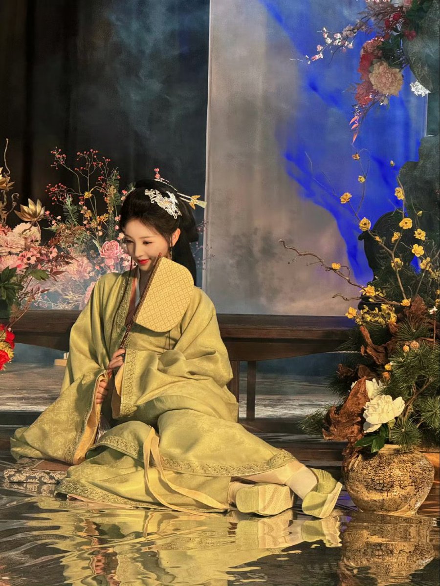 onlyxiwei's tweet image. i can totally imagine Wei Rao in the novel, her beauty always being cherished &amp;amp; protected by her grandmother ♡

#TianXiwei #田曦薇 #TransferGoldHairpin