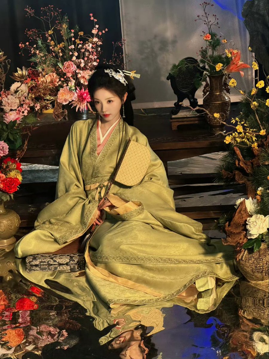 onlyxiwei's tweet image. i can totally imagine Wei Rao in the novel, her beauty always being cherished &amp;amp; protected by her grandmother ♡

#TianXiwei #田曦薇 #TransferGoldHairpin