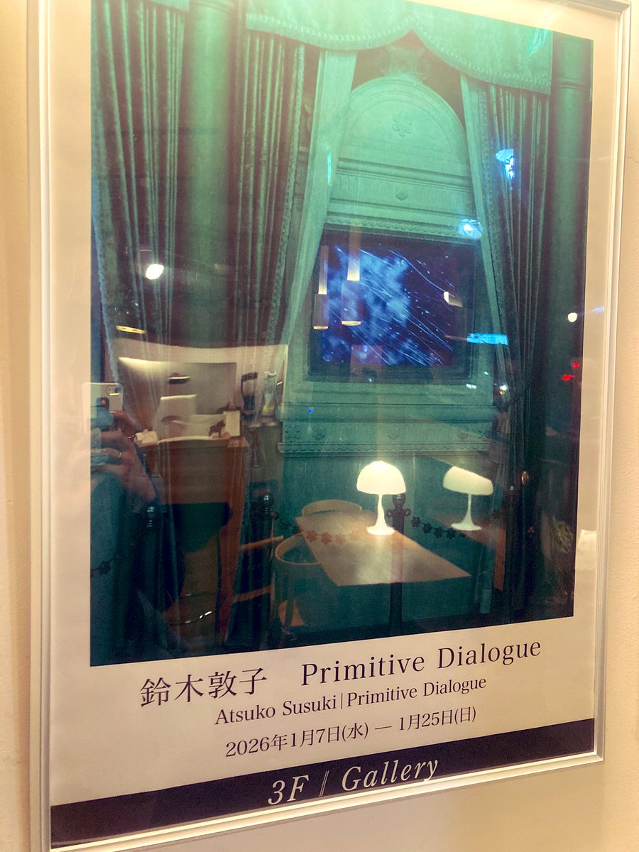 MarikoTsukamoto's tweet photo. 鈴木敦子さん@su_su727 の個展、とても美しくお勧めです

全長7m(！)の巻物写真集は圧巻でした
広げたものをまたくるくると仕舞っていく時に、森羅万象が紙の中に封じ込められるようでドキッとした。
壁面の展示作品にもどこか時空の停止を感じたのは、ご自身の体験が結びついていたためかなぁ https://t.co/0WK7bB2SJU