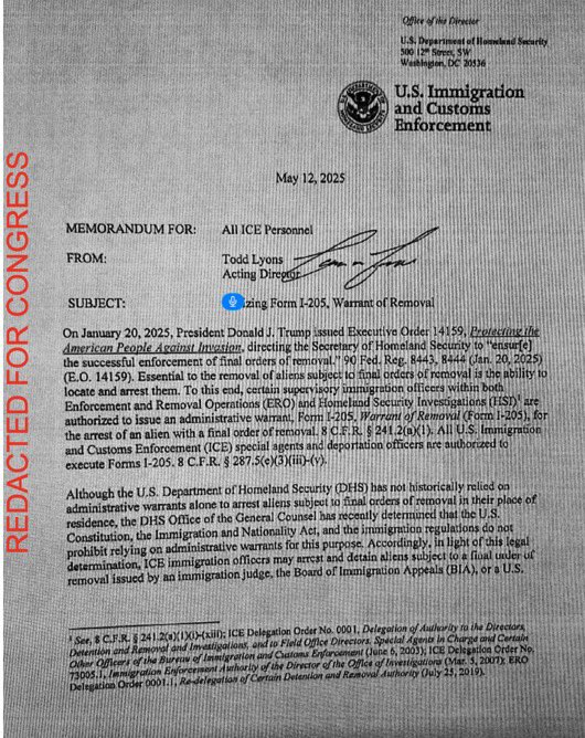 laurentdogrel's tweet photo. UNE BOMBE JURIDIQUE‼️ 

L’administration Trump a violé le 4e amendement de la Constitution. Elle autorise illégalement et en violation manifeste de la Constitution des États-Unis d’Amérique, les agents de l’ICE que les américains qualifient désormais de "Gestapo", à pénétrer de force dans des domiciles à travers tous les États-Unis, sans mandat judiciaire. 

Non seulement la loi l’interdit scrupuleusement et qui plus est le 4e amendement de la Constitution interdit les fouilles et saisies arbitraires par le gouvernement et exige qu’un mandat judiciaire soit fondé sur une cause probable, détaillé, soutenu par serment. 

Cet amendement de la Constitution constitue l’une des bases principales des protections de la vie privée aux États-Unis. Un droit consacré. 

Il s’agit d’une grave violation de la Constitution américaine compromettant la protection du 4e amendement qui dit textuellement ceci : « Le droit du peuple d’être en sécurité dans sa personne, son domicile, ses papiers, ses effets, contre les perquisitions et saisies non raisonnables ne sera pas violé et aucun mandat ne sera délivré, si ce n’est sur cause probable, appuyée par serment ou affirmation et décrivant particulièrement le lieu à fouiller et les personnes ou les choses à saisir. » 

Le Congrès des États-Unis est maintenant en possession de cette note de service interne de l'ICE qui a fuité grâce à un lanceur d’alerte, constituant une nouvelle pièce versée au dossier que les élus Democrates préparent en vue d’un impeachment lorsque les midterms permettront d’ouvrir cette procédure. 

#Trump #Politics #ICE