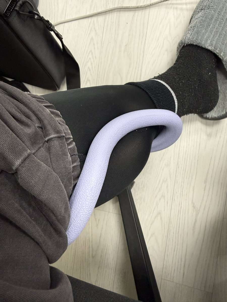 sh17_lua's tweet image. 와이프가 한번 써보라구 해서 샀어요.
집에는 더 비싼게 하드 타입으로 도착 예정이구.
회사에서 쓸 용도로 소프트를 사봤습니다.
생각보다 많이 안아프네요.