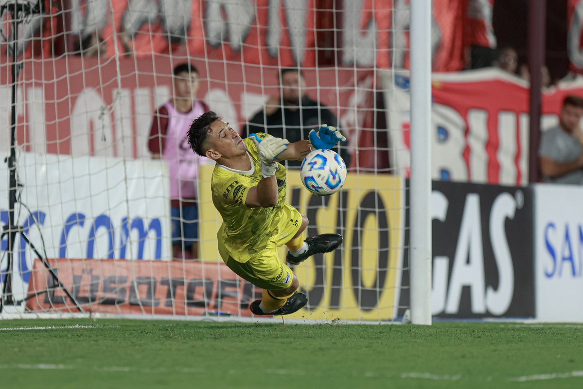 Copa_Argentina's tweet image. 🧤 ¡LEGUIZA, UN NUEVO HÉROE DEL ASCENSO EN #NUESTRACOPA! 🙌

⚽ El arquero de @PrensaMidland atajó tres penales y convirtió el suyo para decretar la clasificación ante Argentinos, en el estadio Ciudad de Lanús 🏟️

#CopaArgentinaAXIONenergy 🏆🇦🇷