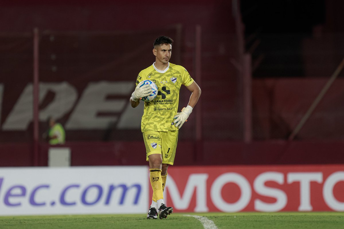 Copa_Argentina's tweet image. 🧤 ¡LEGUIZA, UN NUEVO HÉROE DEL ASCENSO EN #NUESTRACOPA! 🙌

⚽ El arquero de @PrensaMidland atajó tres penales y convirtió el suyo para decretar la clasificación ante Argentinos, en el estadio Ciudad de Lanús 🏟️

#CopaArgentinaAXIONenergy 🏆🇦🇷