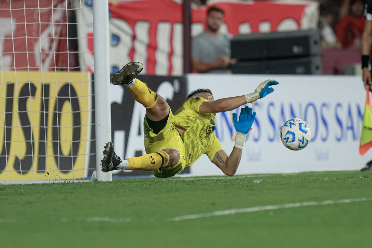 Copa_Argentina's tweet image. 🧤 ¡LEGUIZA, UN NUEVO HÉROE DEL ASCENSO EN #NUESTRACOPA! 🙌

⚽ El arquero de @PrensaMidland atajó tres penales y convirtió el suyo para decretar la clasificación ante Argentinos, en el estadio Ciudad de Lanús 🏟️

#CopaArgentinaAXIONenergy 🏆🇦🇷