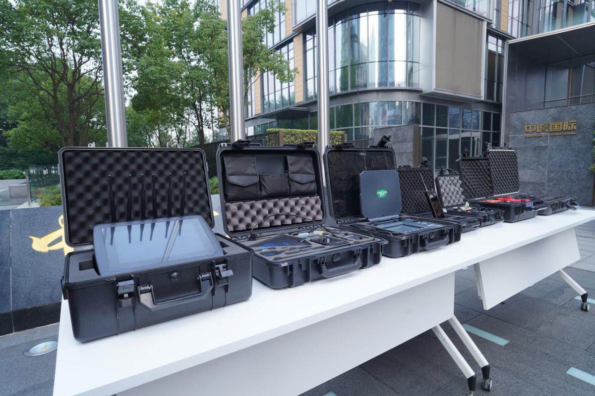 ChongqingCinc's tweet image. On January 17, the Chongqing Security Story Conference revealed cutting-edge tech like the Blackthorn drones and smart armored vehicles. These innovations enhance security with smart defense systems, real-time monitoring, and cost-saving features.#Chongqing #SecurityTech