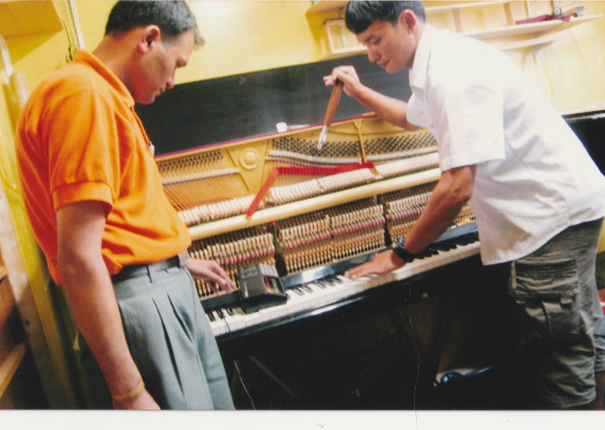 ahms1994's tweet photo. This photo was taken in Japan on July 30, 2007. It was the first time we began training in how piano tuning is done. https://t.co/VMYjzUQzRq