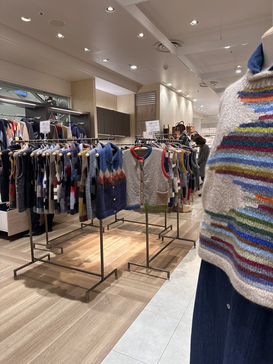 神戸大丸に立っています。 寒い中、 「やっぱりシルクニットは