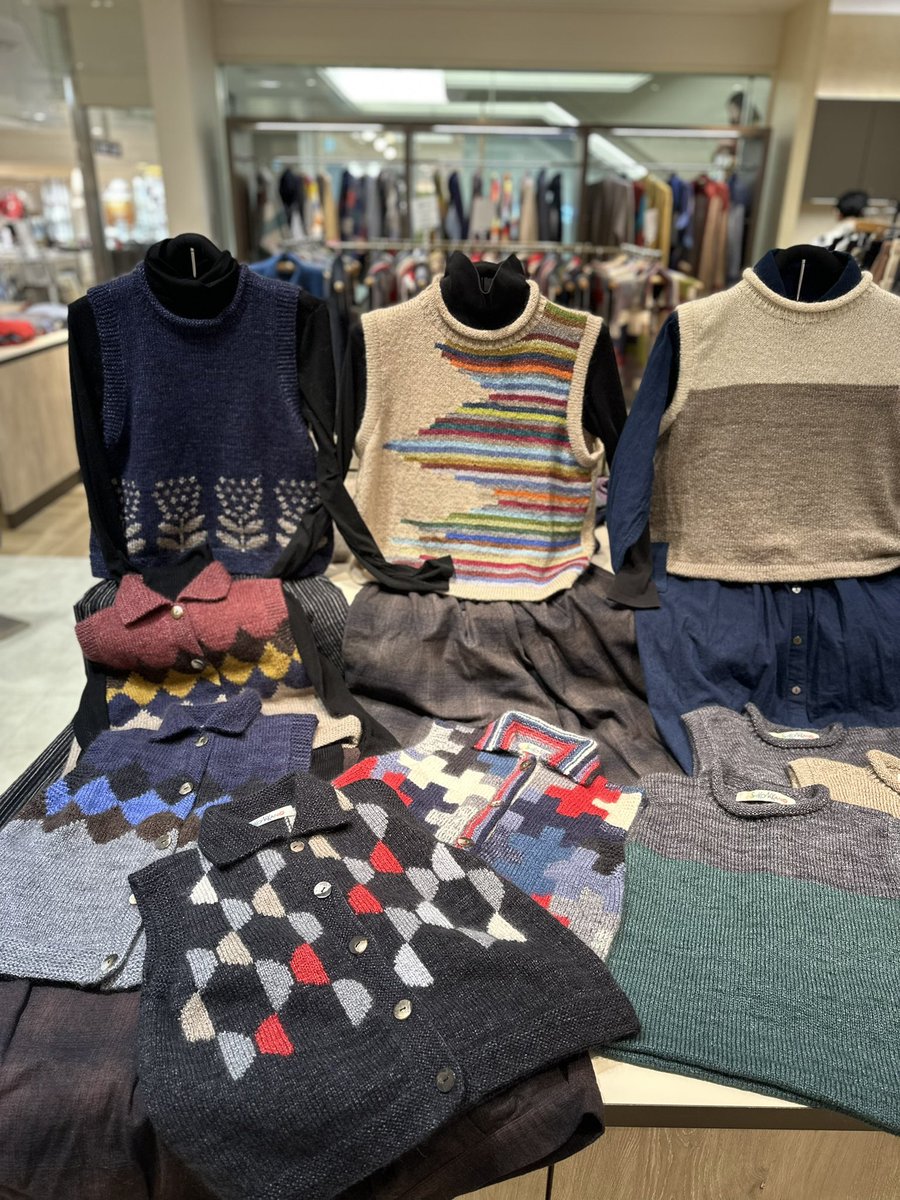 神戸大丸に立っています。 寒い中、 「やっぱりシルクニットは