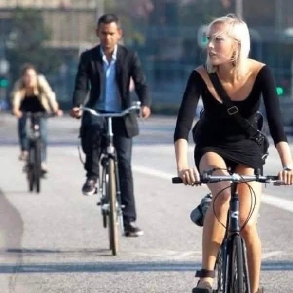 “El ciclismo es la muerte lenta del planeta”.

Así provocó un banquero a una sala llena de economistas. No para atacar a la bicicleta, sino para desnudar una lógica incómoda.

Un ciclista no compra coche ni pide préstamos. No paga gasolina, seguros ni grandes reparaciones. No usa