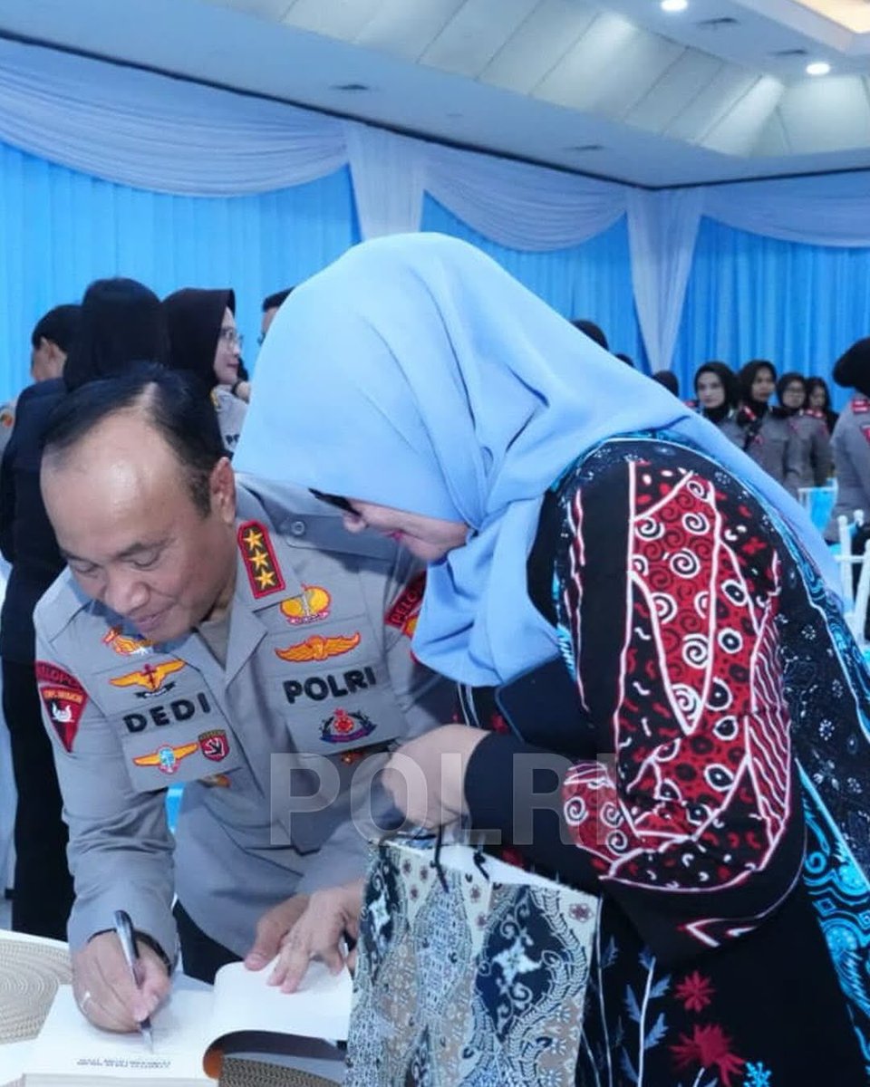 LautHumas's tweet image. Kepolisian Negara Republik Indonesia menegaskan komitmennya dalam memberantas Tindak Pidana Perdagangan Orang (TPPO) melalui peluncuran dan bedah buku berjudul “Strategi Polri dalam Pemberantasan TPPO: Perlindungan Perempuan dan Anak di Era Digital”.