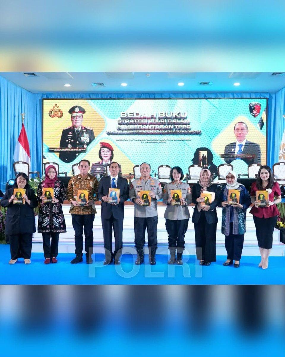 LautHumas's tweet image. Kepolisian Negara Republik Indonesia menegaskan komitmennya dalam memberantas Tindak Pidana Perdagangan Orang (TPPO) melalui peluncuran dan bedah buku berjudul “Strategi Polri dalam Pemberantasan TPPO: Perlindungan Perempuan dan Anak di Era Digital”.