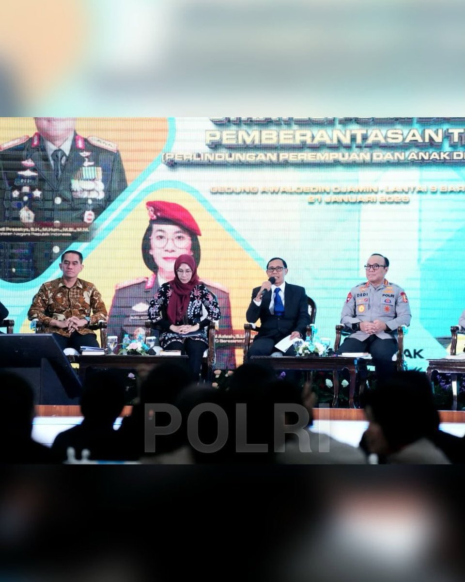 LautHumas's tweet image. Kepolisian Negara Republik Indonesia menegaskan komitmennya dalam memberantas Tindak Pidana Perdagangan Orang (TPPO) melalui peluncuran dan bedah buku berjudul “Strategi Polri dalam Pemberantasan TPPO: Perlindungan Perempuan dan Anak di Era Digital”.