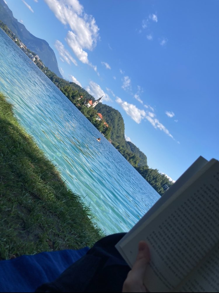 _zgzgzgggzg's tweet image. 📍블레드호수

진짜 경치가 예술이고 평화롭고..
버스타고 내리자마자 보이는 풍경이 너무 아름다워서 눈물 쪼끔 맺힐 정도랄까?
돗자리깔고 호숫가에 누워서 책읽고 빵먹고 물에 발담그고 하면 거기가 바로 천국
냅다 수영하는 외국인들,, 피크닉와서 까르륵까르륵하는 애기들,, 물소리,,,😭