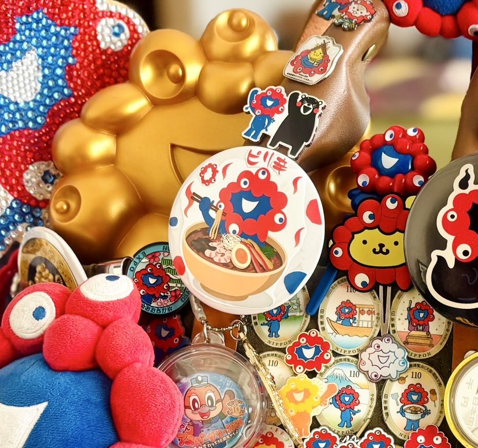 <a href="/maratan_tokyo/">頂マーラータン｜おうちでマーラータン™️</a> 何気にマーラータン様のミャクミャク様は描き下ろしですよね❓この目の位置は既存デザインには無かったかなぁと。
あまりに可愛すぎたので、パッケージステッカーを缶バッジ化して痛バに取り付けています(;¤̴̶̷̤́д¤̴̶̷̤̀)ﾊｧﾊｧ♡