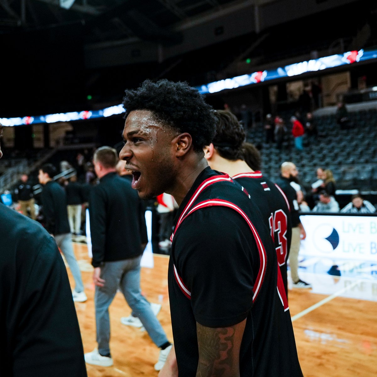 SDCoyotesMBB's tweet photo. Road Dub 😤

#GoYotes https://t.co/XkcJgoIUYn