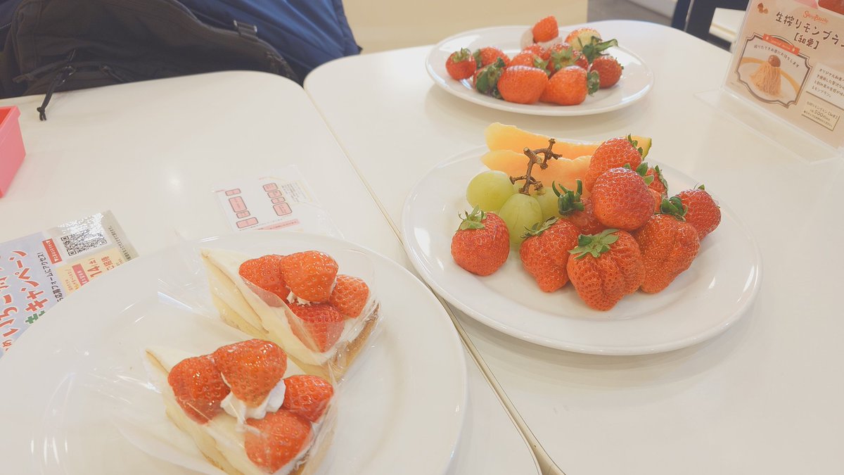 aki12292002's tweet photo. 息子と2人でスイーツパラダイス開店凸してきた　苺は今年はもう食べなくていいです　ゲフッ https://t.co/fYkFh28GXb
