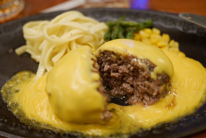 retrip_gourmet's tweet image. 【2026最新】東京都内の美味しいハンバーグ屋さん13選！肉汁溢れる名店から安くて旨い店まで😋🍴
rtrp.jp/articles/6467/